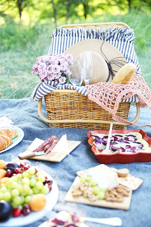 How to plan a Paris-themed picnic