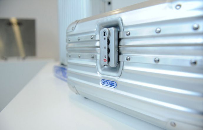 inside rimowa luggage